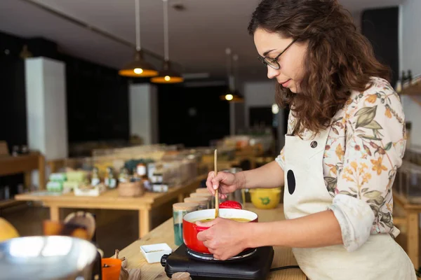 Tiro Mulher Bonita Junto Fogão Cozinha Cozinhando Cheirando Aromas Agradáveis — Fotografia de Stock