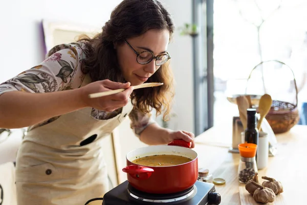 Tiros Mulher Bonita Degustando Comida Enquanto Cozinha Uma Loja Orgânica — Fotografia de Stock