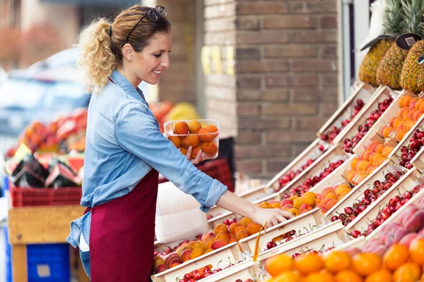 Skott Försäljare Att Välja Färsk Frukt Och Förbereda För Arbetsdag — Stockfoto