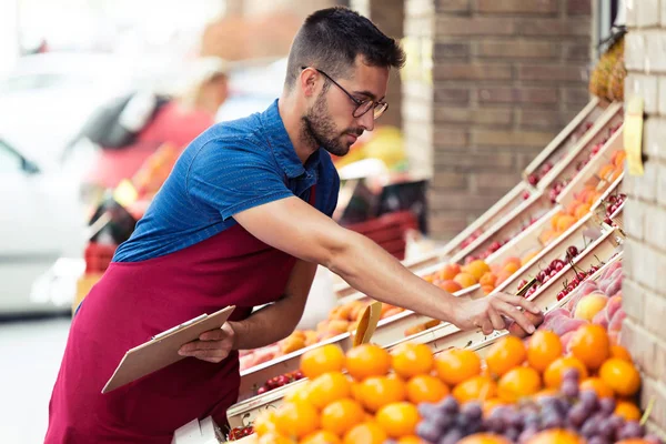 Disparo Joven Vendedor Guapo Haciendo Inventario Tienda Comestibles Salud —  Fotos de Stock