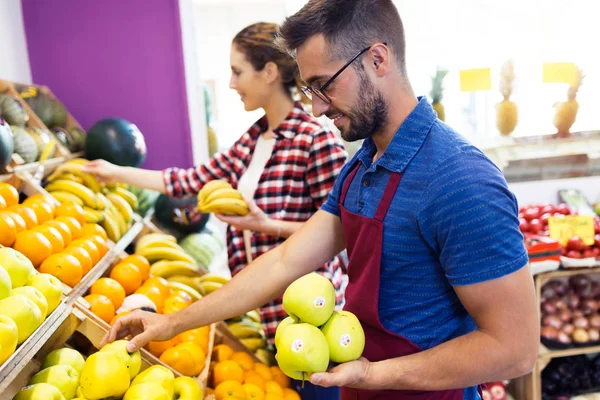 Tiro Dos Jóvenes Vendedores Seleccionando Fruta Fresca Preparándose Para Jornada —  Fotos de Stock