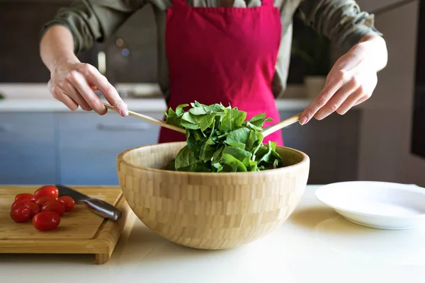 Nahaufnahme Einer Jungen Frau Die Der Küche Salat Zubereitet — Stockfoto