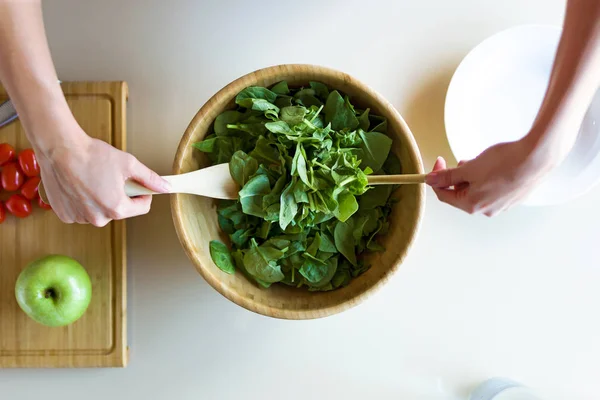 Close Jovem Mulher Preparando Salada Cozinha Vista Aérea — Fotografia de Stock