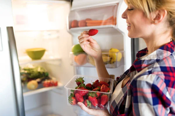 Foto Mujer Joven Bonita Recogiendo Fresas Nevera Cocina —  Fotos de Stock