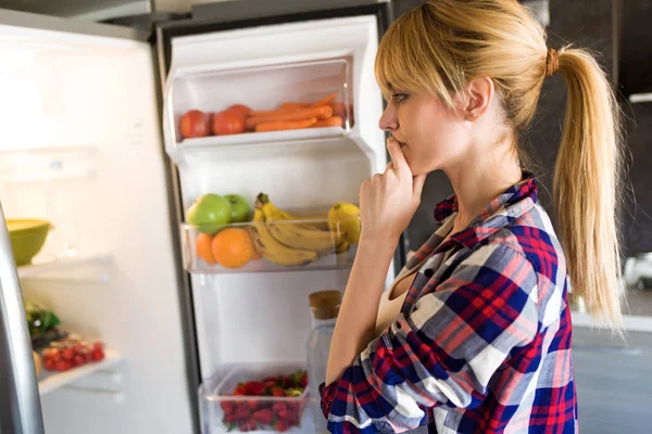 Colpo Bella Giovane Donna Esitante Mangiare Davanti Frigo Cucina — Foto Stock