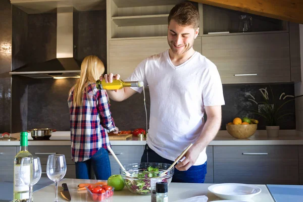 Skott Lyckliga Unga Paret Matlagning Tillsammans Köket Hemma — Stockfoto