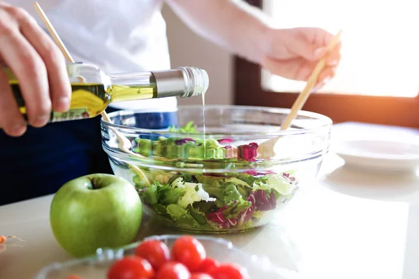 Genç Adam Mutfakta Salata Hazırlama Close — Stok fotoğraf