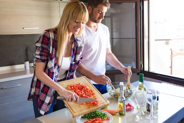 Skott Lyckliga Unga Paret Matlagning Tillsammans Köket Hemma — Stockfoto