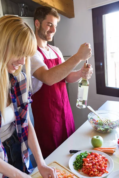 Süre Adam Açık Beyaz Şarap Şişesi Mutfakta Birlikte Yemek Mutlu — Stok fotoğraf