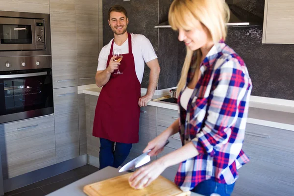 Tiro Feliz Jovem Casal Cozinhar Juntos Cozinha Casa — Fotografia de Stock