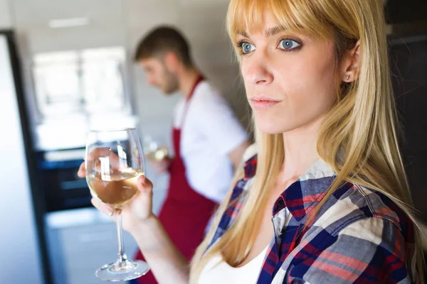 Tiro Pareja Joven Seria Infeliz Bebiendo Vino Cocina Casa — Foto de Stock