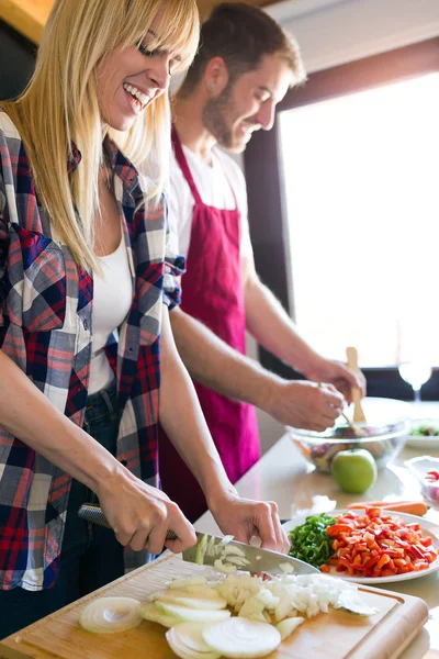 Skott Lyckliga Unga Paret Matlagning Tillsammans Köket Hemma — Stockfoto