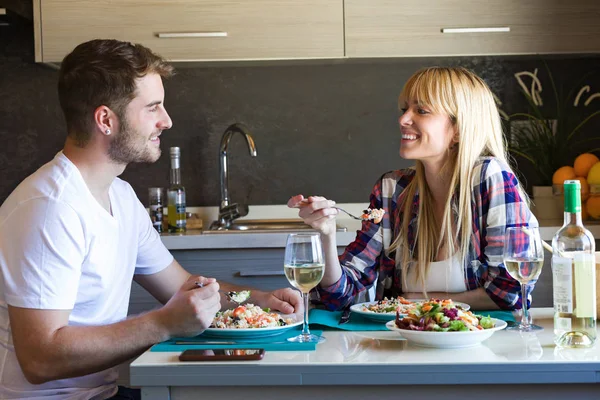 Skott Lyckliga Unga Paret Tala Och Njuter Lunch Köket Hemma — Stockfoto