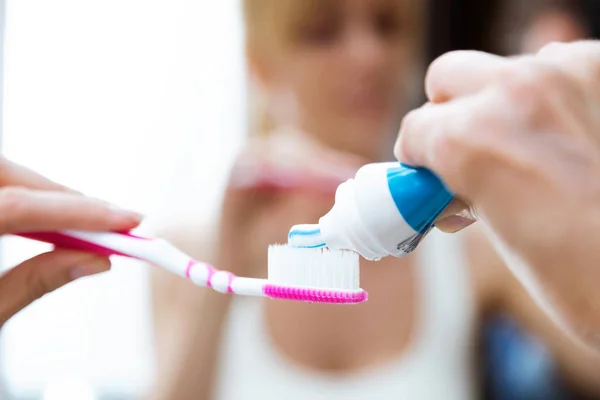 Shot Van Mooie Jonge Vrouw Houdt Haar Tandenborstel Met Tandpasta — Stockfoto