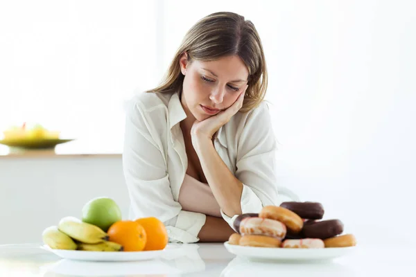 Prise Vue Tristesse Jeune Femme Choix Entre Les Fruits Doux — Photo