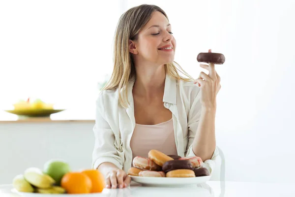 Tourné Jolie Jeune Femme Choix Entre Fruit Sucré Enfin Choisir — Photo