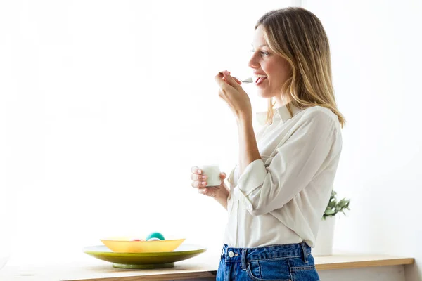 Tiro Hermosa Mujer Joven Comiendo Yogur Casa — Foto de Stock