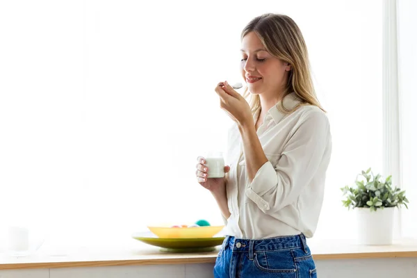 Tiro Hermosa Mujer Joven Comiendo Yogur Casa — Foto de Stock