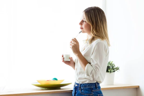 Tiro Mujer Joven Pensativa Comiendo Yogur Casa — Foto de Stock