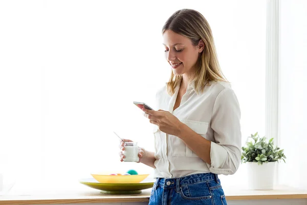 Foto Una Hermosa Mujer Joven Enviando Mensaje Con Teléfono Inteligente — Foto de Stock