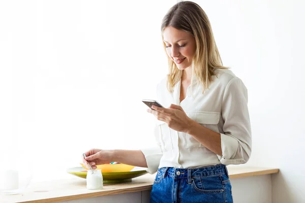 Shot Van Mooie Jonge Vrouw Signaal Met Haar Smartphone Tijdens — Stockfoto