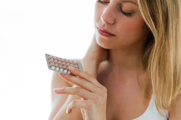 Tiro Bela Jovem Segurando Pílulas Contraceptivas Sobre Fundo Branco — Fotografia de Stock