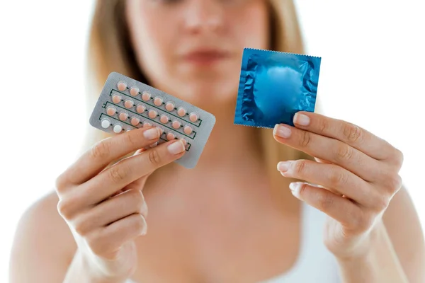 Tiro Mulher Bonita Mostrando Preservativo Pílulas Contraceptivas Sobre Fundo Branco — Fotografia de Stock