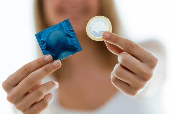 Снимок Улыбающейся Молодой Женщины Показывающей Презерватив Готовый Безопасному Сексу Белом — стоковое фото