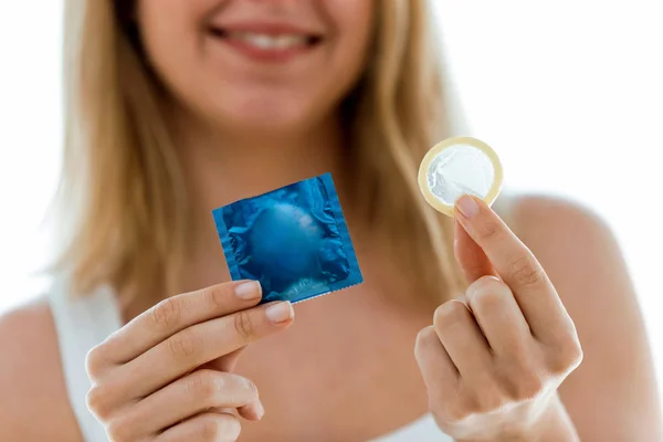 Tiro Mujer Joven Sonriente Sosteniendo Condón Listo Para Usar Para — Foto de Stock