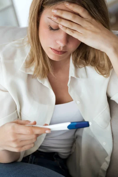 Foto Mujer Joven Sintiéndose Deprimida Triste Después Ver Resultado Prueba — Foto de Stock