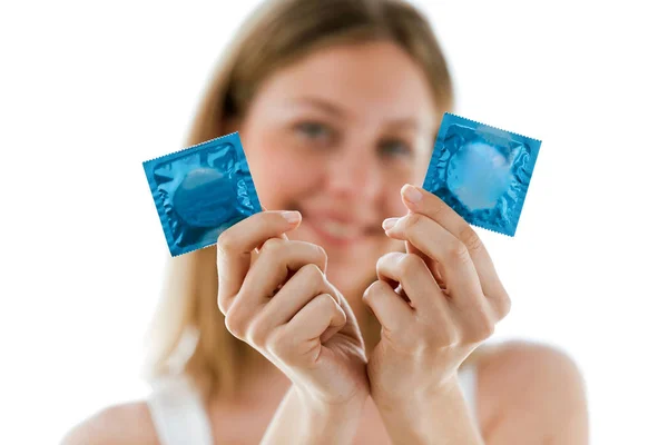 Foto Hermosa Mujer Sonriente Mostrando Condones Sobre Fondo Blanco — Foto de Stock