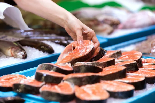 Közeli Kép Fiatal Eladó Kiválasztása Béke Lazac Piacon — Stock Fotó