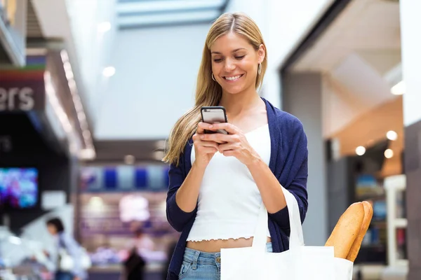 Retrato Bela Jovem Mulher Usando Seu Smartphone Enquanto Faz Compras — Fotografia de Stock