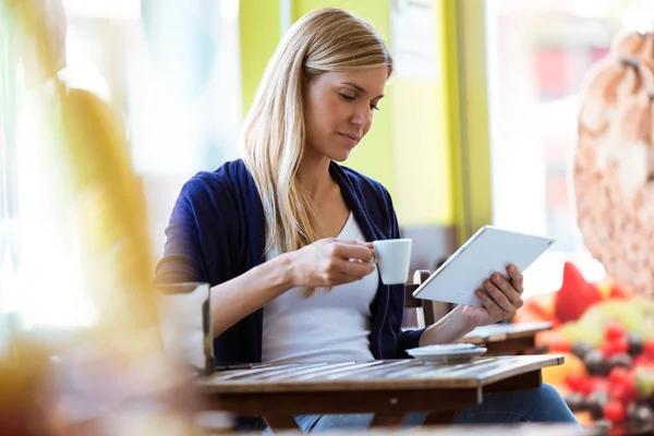 Foto Una Hermosa Mujer Joven Usando Tableta Digital Mientras Bebe —  Fotos de Stock