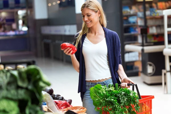 Tiro Hermosa Mujer Joven Comprando Verduras Frescas Mercado — Foto de Stock