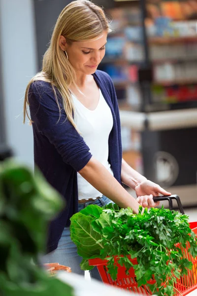 Girato Bella Giovane Donna Che Compra Verdure Fresche Nel Mercato — Foto Stock