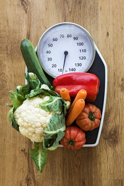 Nahaufnahme Von Frischem Gemüse Auf Küchenwaage Über Holz Hintergrund — Stockfoto