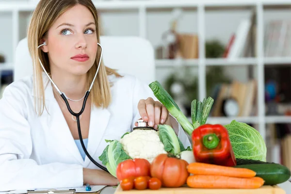 Aufnahme Der Schönen Jungen Ernährungsberaterin Die Mit Stethoskop Auf Gemüse — Stockfoto
