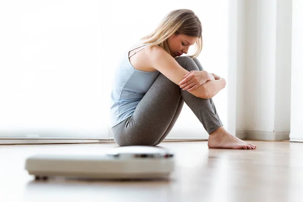 Aufnahme Einer Frustrierten Traurigen Jungen Frau Nachdem Sie Ihr Gewicht — Stockfoto