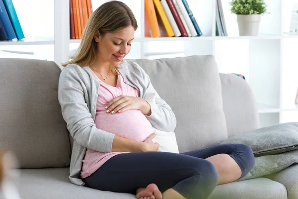 Prise Vue Belle Femme Enceinte Détendre Sur Canapé Maison — Photo