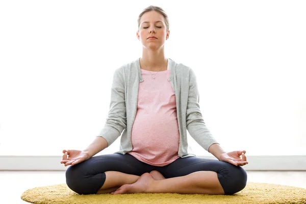 Yoga Yaparken Lotus Bulunduğu Evde Oturup Güzel Bir Hamile Kadın — Stok fotoğraf