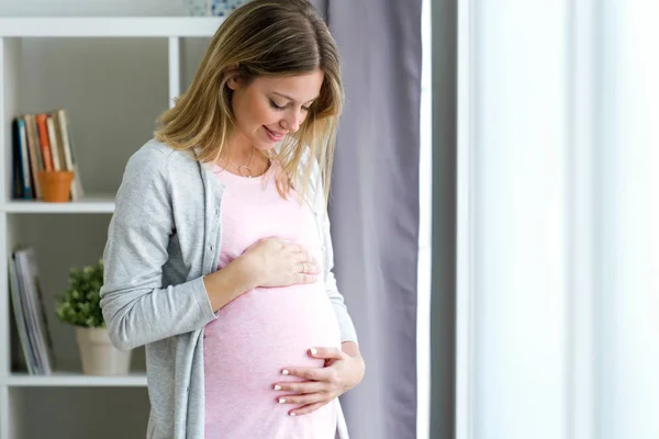 Tiro Hermosa Mujer Embarazada Relajándose Casa —  Fotos de Stock