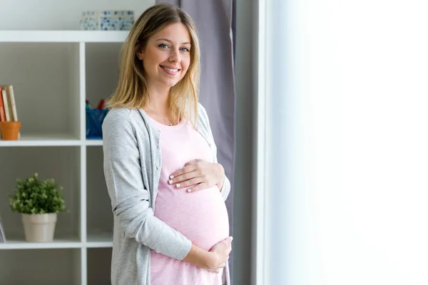Retrato Una Hermosa Mujer Embarazada Relajándose Casa —  Fotos de Stock