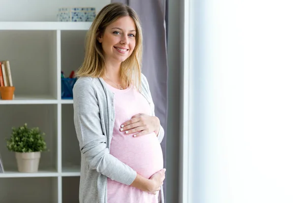 Portret Van Mooie Zwangere Vrouw Ontspannen Thuis — Stockfoto