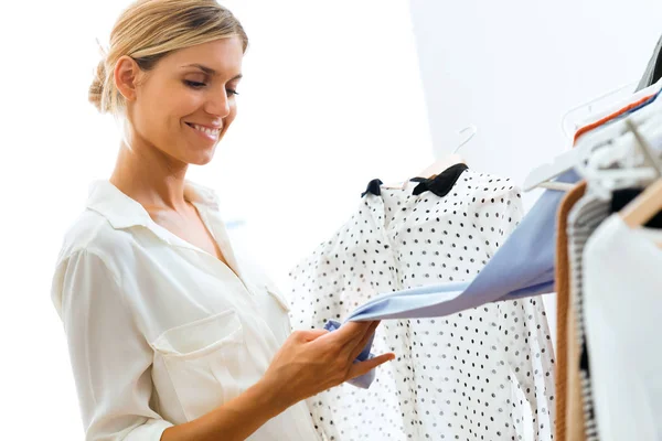 Shot Hermosa Mujer Joven Buscando Elección Camisa Para Usar Hogar — Foto de Stock