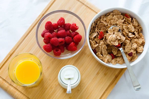 Primo Piano Della Colazione Tavolo Legno Con Cereali Lamponi Yogurt — Foto Stock