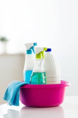 Mutfak, banyo ve diğer odalar evde farklı yüzeyler için temizlik seti, yakın çekim.
