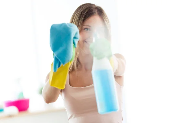Duster Egy Spray Mosolyogva Miközben Takarítás Windows Otthon Gyönyörű Fiatal — Stock Fotó