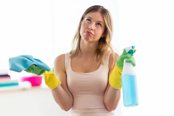 Retrato Jovem Chato Segurando Espanador Spray Casa — Fotografia de Stock