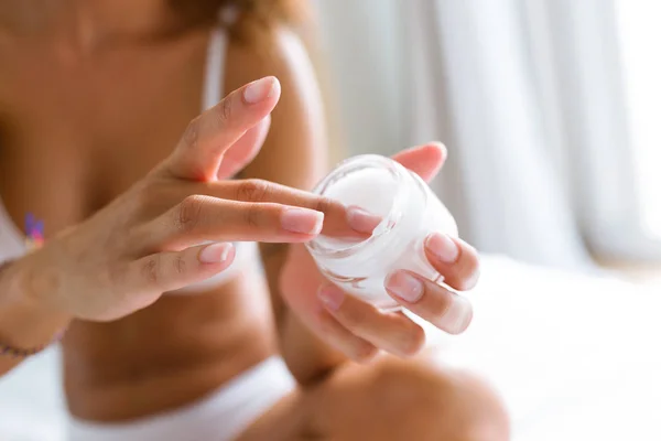 Primer Plano Las Manos Mujer Joven Tomando Crema Hidratante Olla —  Fotos de Stock